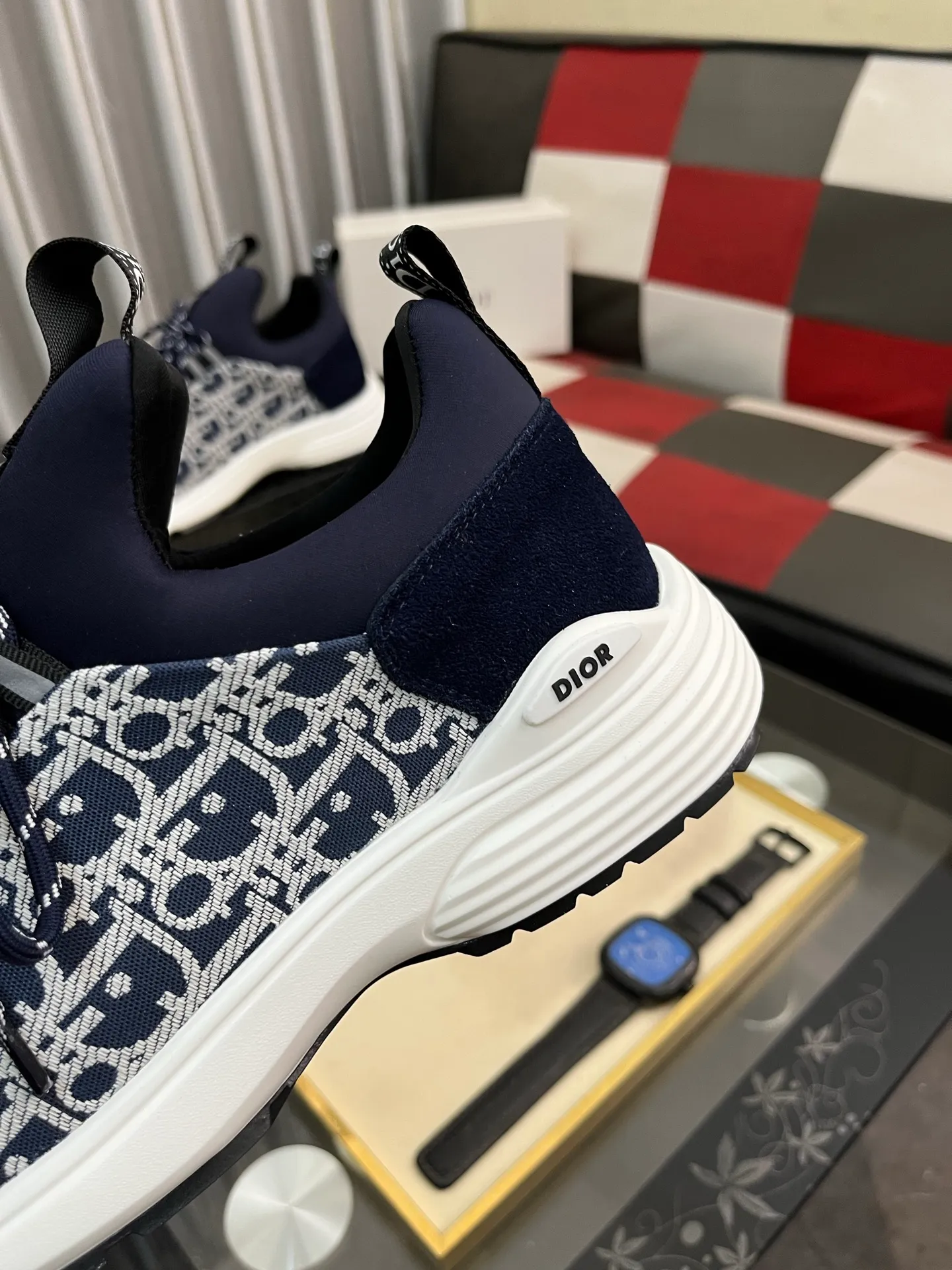 Men's Men's Shoes💰440⌚️⌚️ Dior's casual and sporty style combines the elements of dad's bag-soled shoes, successfully breaking through the dad shoe style that has been on the streets in recent years, and becoming a beautiful landscape in luxury goods. The fabric is high mercerized with breathable mesh, and the mesh on both sides of the shoe is made of three layers of composite technology. The bottom process uses package molding fabrics: imported high mercerized 🐂 cowhide stitching with original customized D-shaped mesh code number: 38-443️⃣Colors available